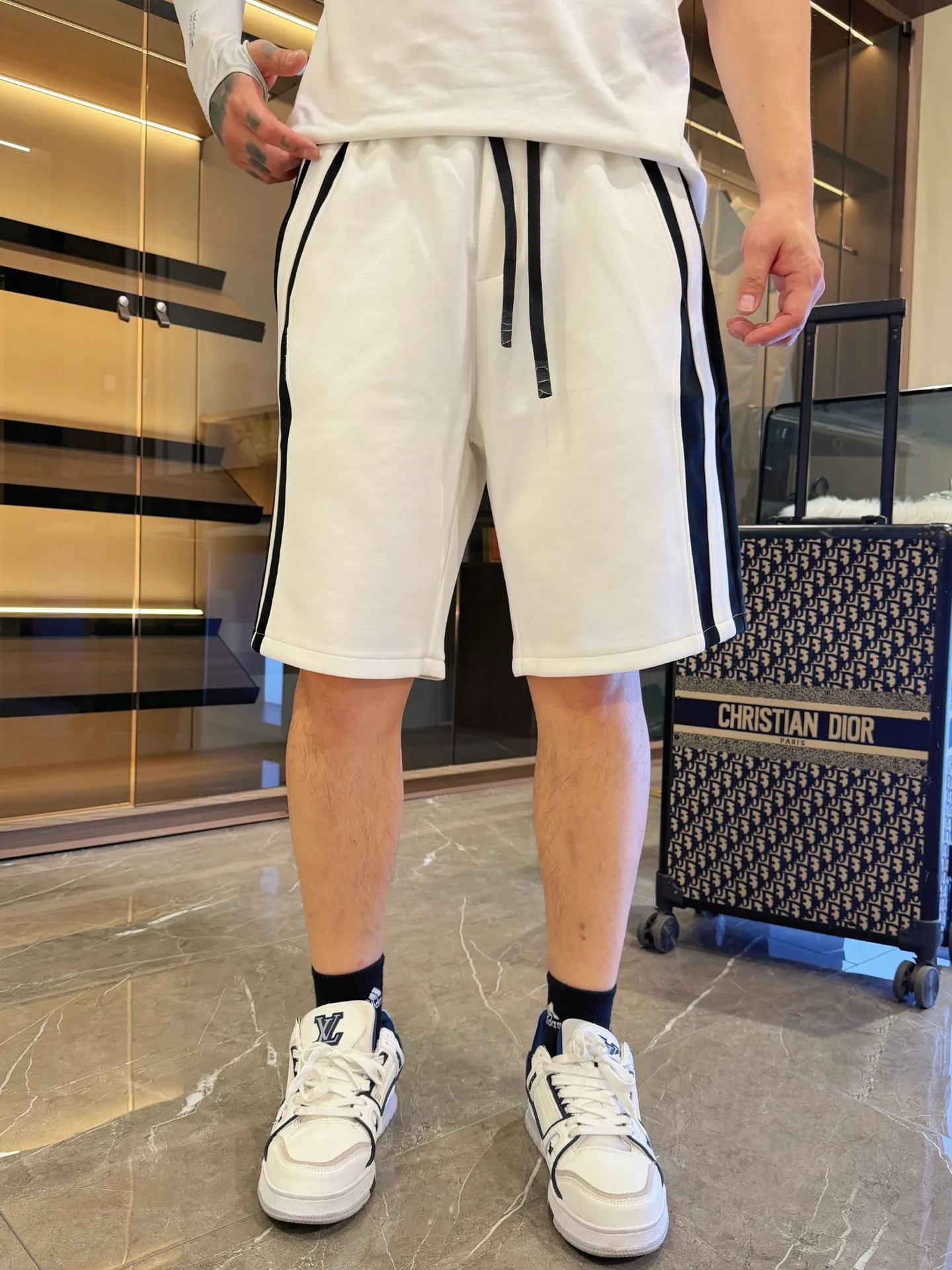 Balenciaga's three-standard complete 2026 summer New Arrival men's casual shorts, advanced custom-made Breathable fabric, Breathable fabric, extremely stretchy and comfortable, impeccable details, top-grade accessories, original logo design concept, delicate and soft feel! The upper body fit is awesome! Size: M-XXXL Please state your height and weight when ordering